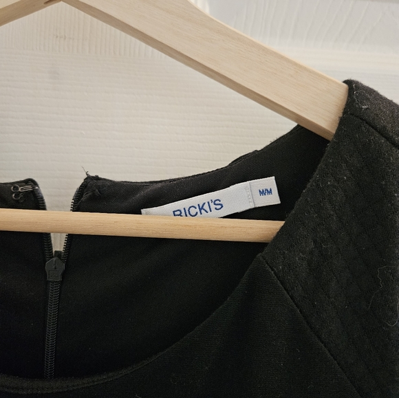 Black Sleeveless Dress - Picture 3 of 4